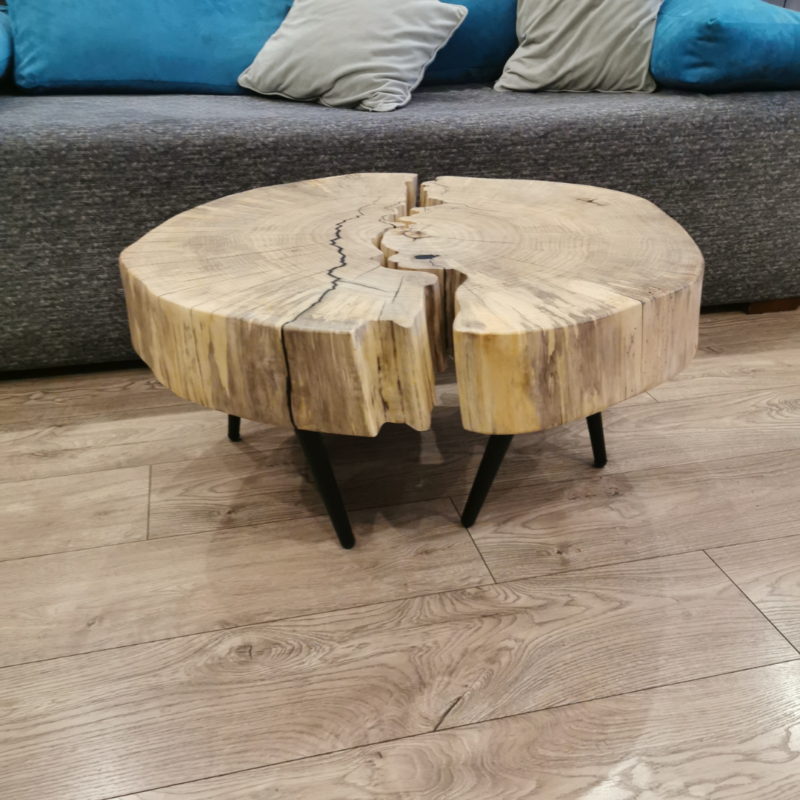 detal naturalnego usłojenia litego drewna stolik kawowy handmade