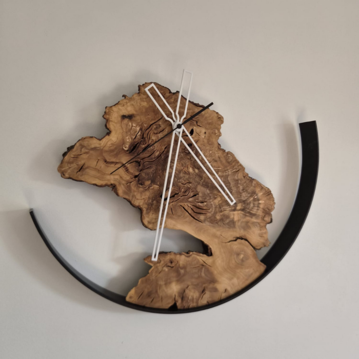 Zegar ścienny loft z naturalnego plastra drewna z czarną metalową ramą i białymi wskazówkami.