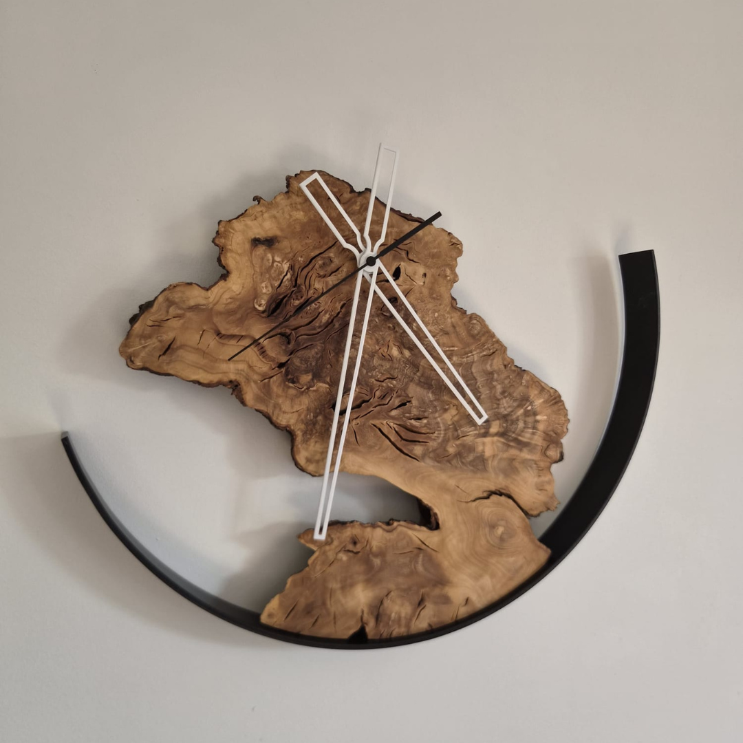 Zegar ścienny loft z naturalnego plastra drewna z czarną metalową ramą i białymi wskazówkami.