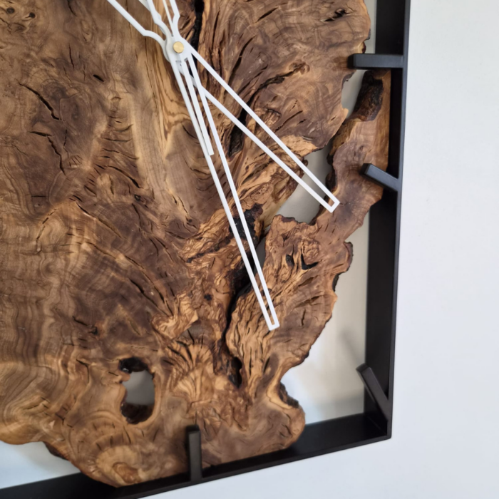 fragment zegara loft w ramie metalowej