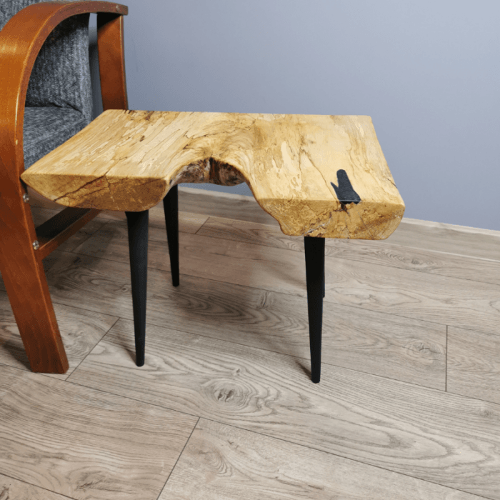 Drewniany stolik kawowy – plaster drewna, naturalny mebel