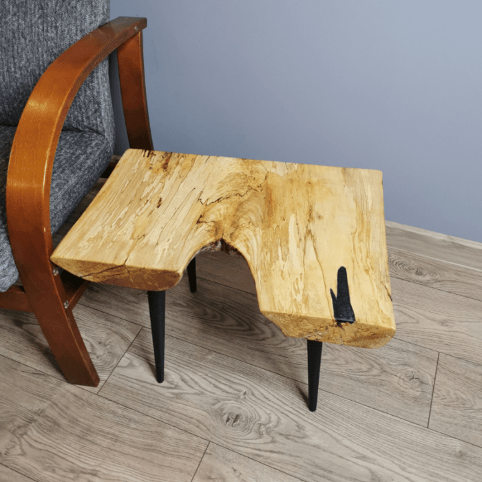 Stolik kawowy – drewniany stolik z plastra drewna