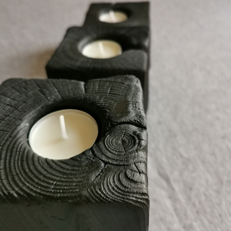 drewniany świecznik z opalanego drewna