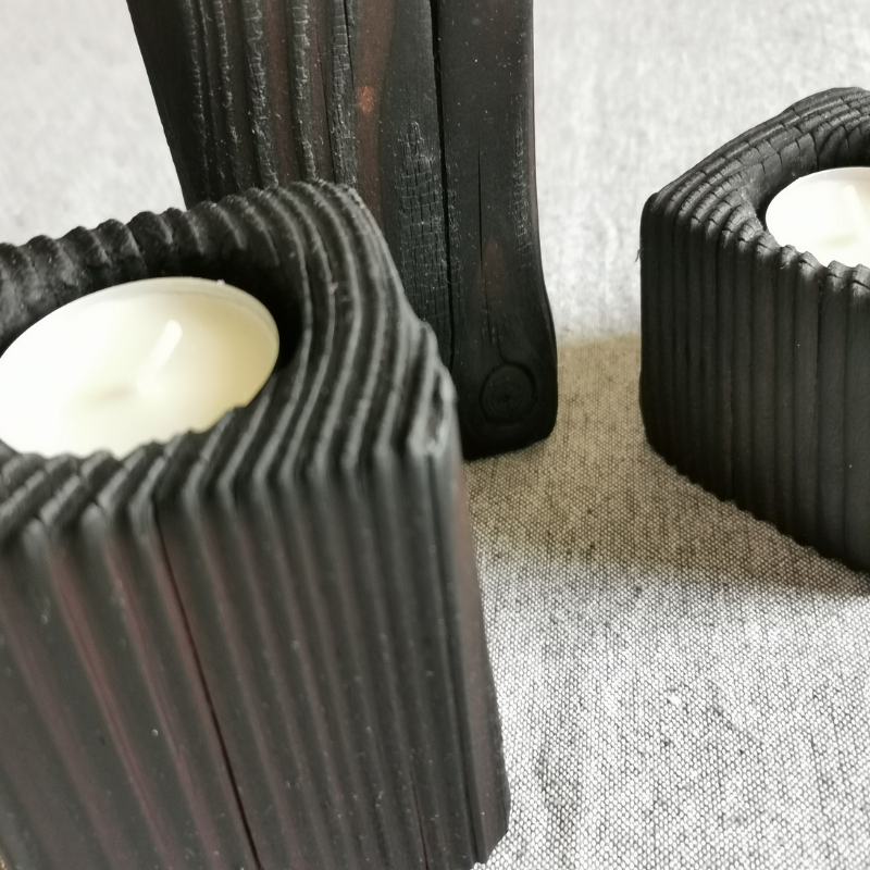 drewniany świecznik z opalanego drewna