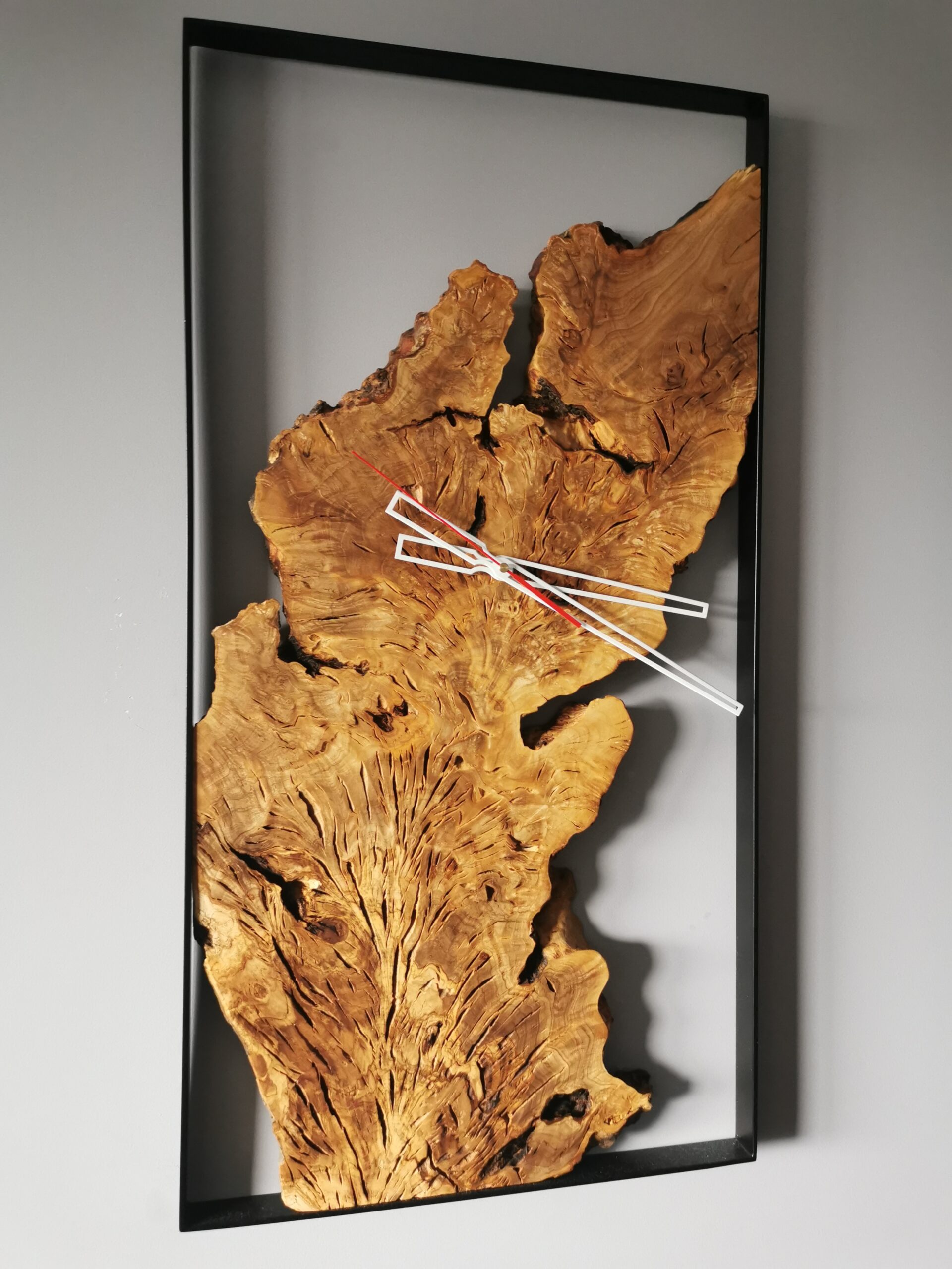 Nowoczesny zegar ścienny z plastra drewna – ręcznie wykonana dekoracja z naturalnego drewna