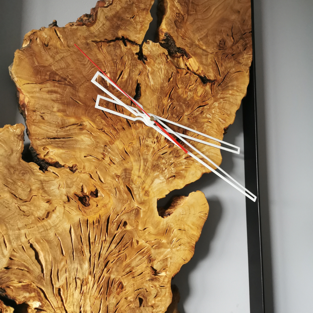 Unikatowy zegar ścienny z litego drewna – nowoczesna dekoracja loftowa