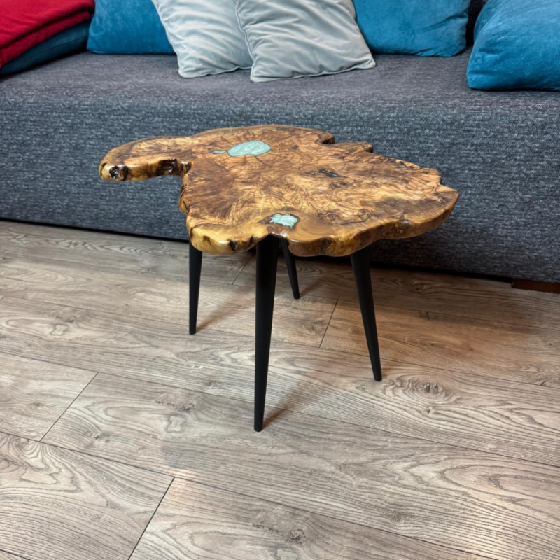 Stolik z ręcznie wykonanym blatem z drewna oliwnego