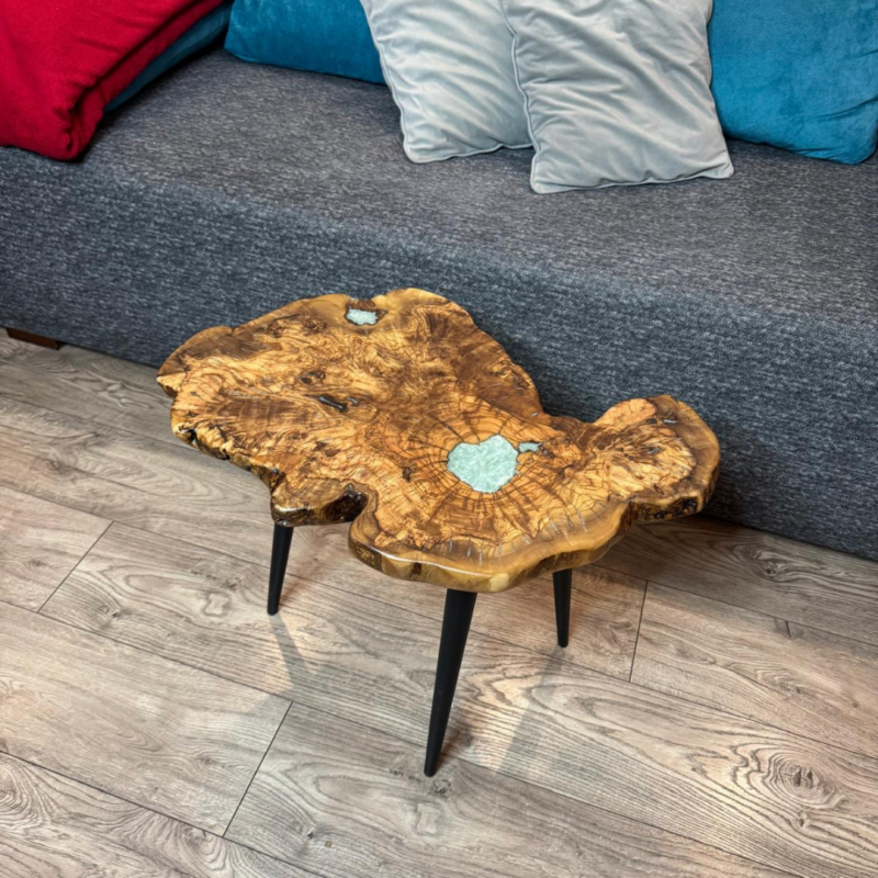 blatem z drewna oliwnego i błękitnej żywicy