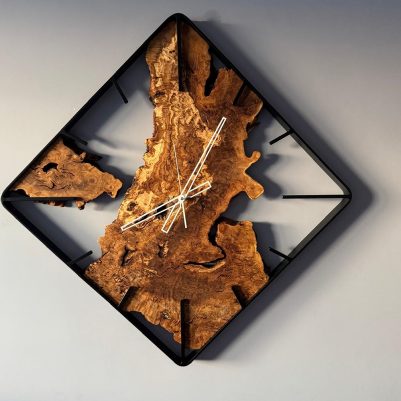 nowoczesny zegar ścienny z drewna oliwnego